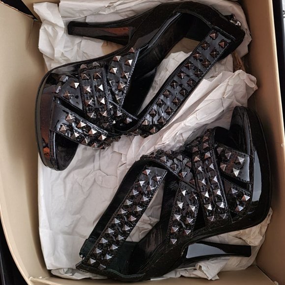 New BURBERRY 35.5 Studded Knight Runway Sandals - Picture 2 of 3